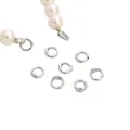 Connecteur en métal argenté avec perles blanches pour la création de bijoux DIY - Conception Nez de Cochon à Double Trou / Diamètre Extérieur 5mm / Diamètre du Trou 0.5mm (1 Pièce/Paquet) / Or blanc