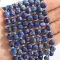 Facettierte Lapislazuli Naturstein Perlenstrang in Dunkelblau in der Hand - Natürlicher Lapislazuli