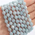 Facettierte hellblaue Natursteinperlen für DIY-Schmuck in der Hand gehalten - Behandelter Aquamarin
