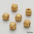 Χρυσές χάλκινες χάντρες 5x5mm με διάτρητα φλοράλ σχέδια για DIY κατασκευή κοσμημάτων - Τετράγωνη Κούφια Ανθική Χάντρα (FGT546-10)