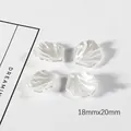 Set of 4 white shell-shaped resin pendants with pearl luster and 18x20mm size - 18x20mm / Large White