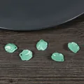 Grüne Blattanhänger mit Perlmuttglanz für DIY-Haarschmuck auf dunklem Holzgrund - Lochdurchmesser ca. 1,5 mm (20 Stk./Packung) / Klein Grün