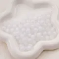 Perle tonde in acrilico bianco opaco per gioielli fai da te in un piatto a stella - Bianco Opaco