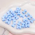 Lichtblauwe acryl strikkralen voor DIY-sieraden gepresenteerd op een wit dienblad - 5 stuks/verpakking (15x11mm) / Blauw