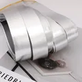 Glänzende silberne PU-Lederborte mit Metallic-Finish für DIY-Nähen und Handwerksprojekte - 0,5 cm Breite - 5 Meter/Packung / Silber