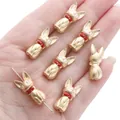 Pendentif chat doré avec nœud rouge pour bijoux DIY présenté sur la main - 10x22mm (1 pièce/paquet) / Or