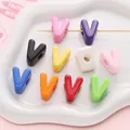 Perles alphabet V en acrylique coloré aux teintes acidulées pour création de bijoux - Lettre V