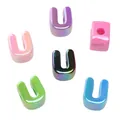 Perle in acrilico a forma di U colorate con finitura sfumata per gioielli fai da te - Colori casuali (5 pezzi/confezione) / Lettera U