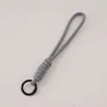 Dettaglio del cordino intrecciato in paracord grigio con robusto moschettone nero opaco - Lunghezza Totale 16cm, Diametro della Fibbia 23mm (1 Pezzo) / Grigio