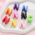 Perles alphabet N colorées en acrylique avec trous pour création de bijoux et bracelets - Lettre N