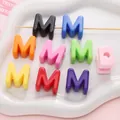 Perles en acrylique lettre M colorées pour bracelets et bijoux faits à la main - Lettre M