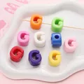 Perles colorées lettre G en acrylique pour bijoux DIY sur un plateau en céramique - Lettre G