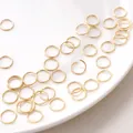 Gouden ronde buigringen voor sieraden maken op een wit bord macro-opname - 1.0x10mm (10 Stuks/Verpakking)