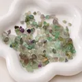 Éclats de fluorite naturelle irrégulière en vert et violet pour création de bijoux - Fluorite / 5-8 mm (Trou env. 0,5 mm, env. 240 pcs/rang)
