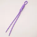 Correa de llavero de paracord trenzado morado y blanco con diseño de nudo romano duradero - Cuerda Trenzada Nudo Romano / Púrpura