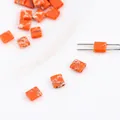 Cuentas cuadradas naranjas con efecto mármol y doble agujero para bisutería DIY - Piedra Imperial Naranja Roja