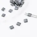 Cuentas cuadradas de hematita gris oscuro con doble agujero para creación de joyas DIY - Gris metalizado