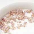 Ciondoli in pietra naturale rosa sfaccettata con anelli dorati per gioielli fai-da-te - 4mm (2 Pezzi/Confezione) / Quarzo Fragola (BTB1179)