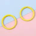Zwei hellgelb lackierte Metall-Schlüsselringe für DIY-Zubehör auf pastellfarbenem Grund - 30mm / Gelb