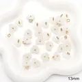 Ciondoli a fiore bianco 13mm con anelli dorati per la creazione di gioielli fai-da-te - Fiore a tre petali / Confezione da 5 (13mm) / Bianco