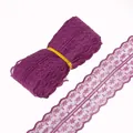 Vue détaillée du ruban de dentelle violet foncé avec motifs floraux ajourés - 45mm Largeur (5 Yards/Pack) / Violet foncé