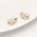 Schmetterlingsohrringe in Rosa und Blau mit Goldrahmen und schillerndem Effekt - Schmetterling Anhänger (Goldfarbe Blaues Glas) / 14x8mm
