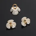 Élégant pendentif fleur en résine blanc crème avec cœur doré pour bijoux DIY - Style Fleur à Trois Pétales (BSB115) / Lot de 5 (env. 3.5mm)