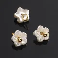 Mini pendentif fleur en résine blanc perle avec cœur doré et crochet en U pour bijoux DIY - Grand Style Fleur de Prunier (BSB115) / Lot de 5 (env. 3.5mm)