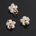 Mini breloques fleurs en résine nacrée avec centre en métal doré pour bijoux DIY - Petit Style Fleur de Prunier (BSB115) / Lot de 5 (env. 3.5mm)