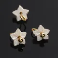 Trois breloques fleurs en résine blanche avec perles dorées pour bijoux DIY - Petit Style Bauhinia (BSB115) / Lot de 5 (env. 3.5mm)