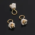 Trois pendentifs fleur en résine blanche avec attaches dorées pour bijoux DIY - Style fleur extra petite (BSB115) / Lot de 5 (env. 3.5mm) / Blanc perle