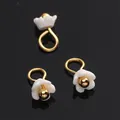 Trois breloques fleurs blanches en résine avec anneaux dorés pour bijoux DIY - Style fleur extra petite (BSB115) / Lot de 5 (env. 3.5mm) / Blanc Porcelaine