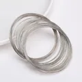 Ensemble de bracelets en fil d'acier argenté minimaliste au design multicouche empilable - Pack de 50 Boucles (Épaisseur 0,6 mm, Diamètre 6 cm) / Nickel