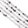 Fünf Stränge unregelmäßiger weißer Natursteinperlen mit schwarzen Mineraleinschlüssen - 5-8mm (38cm) / Weißer Mondstein