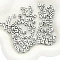 Perline quadrate in acrilico argento con lettera F nera per gioielli e braccialetti DIY - Lettera F / Quadrato / 50 Pezzi/Confezione / Argento Antico