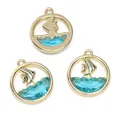 Drie vergulde hangers van legering met lichtblauw glas en walvisstaartmotieven voor DIY sieraden - Vis / 16x18mm / Goud Blauw Glas