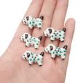 Cinq boutons dalmatiens en céramique blanche avec points verts et deux trous pour artisanat - Style Chiot à Taches Vertes (BCD024)