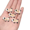 Cinq boutons de chiot dessin animé blancs à pois orange tenus dans la main - Style Chiot à Taches Oranges (BCD024)