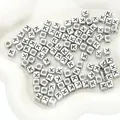 Perline quadrate in argento con lettera K incisa per creazione di gioielli DIY - Lettera K / Quadrato / 50 Pezzi/Confezione / Argento Antico