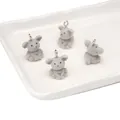 Set van vier grijze geflokte koala bedeltjes met metalen ringen voor DIY sieraden - Koala Stijl (BFB44)