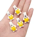 Cinq boutons en forme de lapin blanc avec tablier jaune pour artisanat fait main - Style Lapin à Salopette Jaune (BCD024)