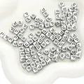Perlina quadrata argentata lettera P in acrilico per creazione gioielli e bracciali - Lettera P / Quadrato / 50 Pezzi/Confezione / Argento Antico