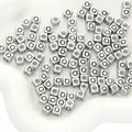 Perline quadrate argentate con lettera Q per creazione di gioielli e bracciali fai da te - Lettera Q / Quadrato / 50 Pezzi/Confezione / Argento Antico