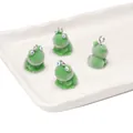 Set van vier groene geflockte kikkerbedels met metalen ringen voor DIY-sieraden en hobby's - Kikker Stijl (BFB44)