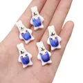 Pendentifs lapin en céramique faits main avec tablier bleu pour bijoux DIY - Style Lapin à Salopette Bleu Roi (BCD024)