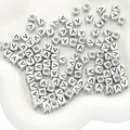 Perline quadrate argentate con lettera V per la creazione di braccialetti fai da te - Lettera V / Quadrato / 50 Pezzi/Confezione / Argento Antico