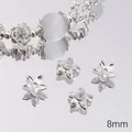 Perline distanziatrici a fiore argento da 8mm su bracciale di perle bianche in dettaglio - Fiore a Cinque Petali 3D 8mm (Stile 08) / 50 Pezzi/Confezione (Apertura circa 1 mm) / Argento