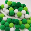 Pompon di peluche elastici verdi e bianchi per lavori manuali creativi e cucito - 2.5cm (30 Pezzi/Confezione)