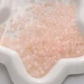 Cuentas de vidrio esmerilado rosa claro facetado con motas doradas para bisutería DIY - 4mm (aprox. 140 unidades/10g) / Rosa