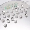 Copriperle a forma di fiore in argento lucido per gioielli fai da te con dettagli - Copriperla con Motivo in Rilievo 8mm (Stile 19) / 20 Pezzi/Confezione (Apertura circa 1 mm) / Argento